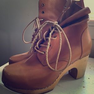 Jeffrey Campbell “woodies” size 8 leather booties